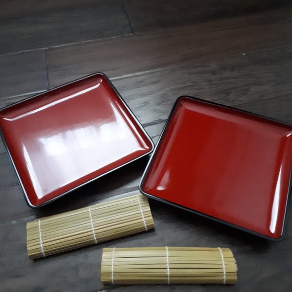 Japanese Lacquerware Plates with Bamboo Mats - Picture 1 of 6
